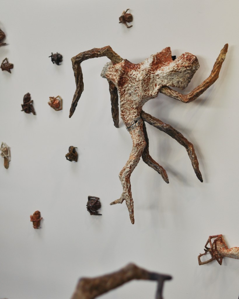maelle caborderie céramique mural soulevement cicatrice agrafe shino sculpture abstraite contemporaine bussière badil arachnéen corps